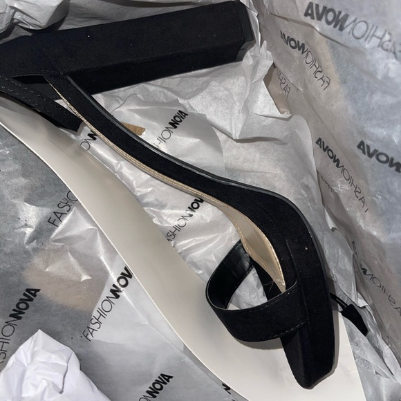 Fashion Nova Black Block Heel Sandals (brand new ) - Picture 3 of 4